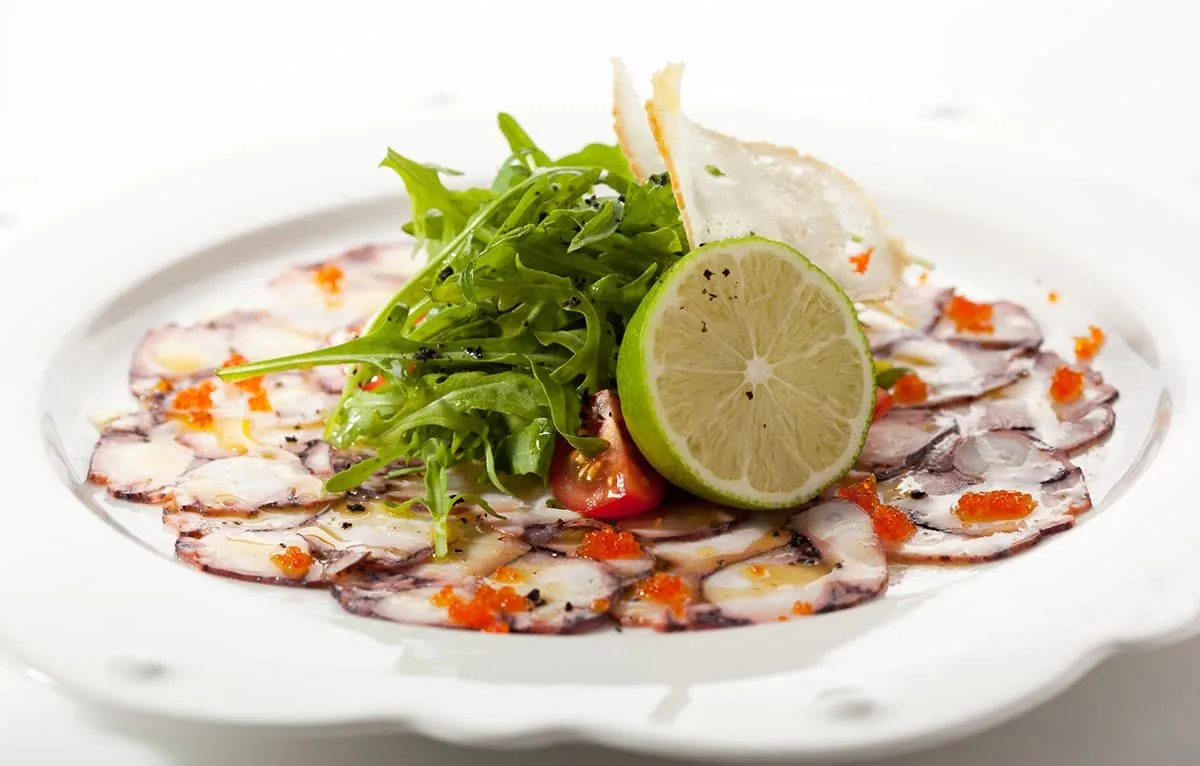 Carpaccio de pulpo con aguacate