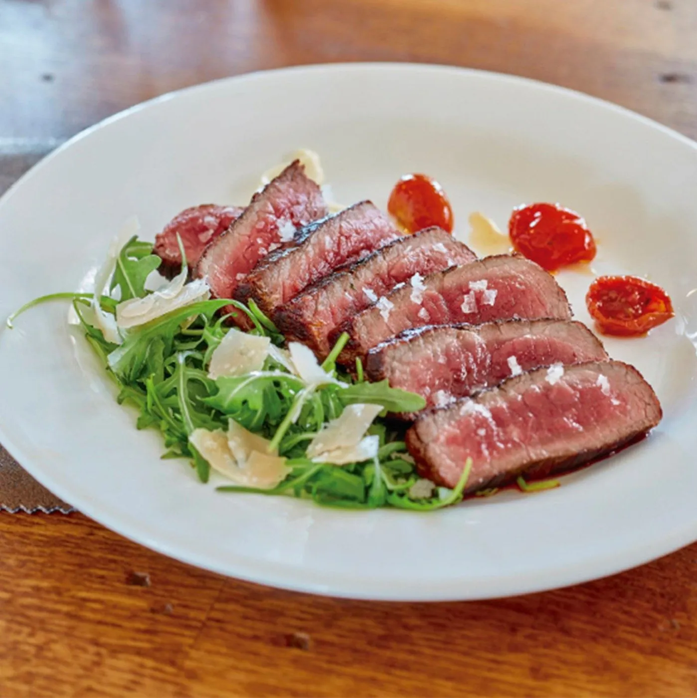 Tagliata de ternera con rúcula y parmesano