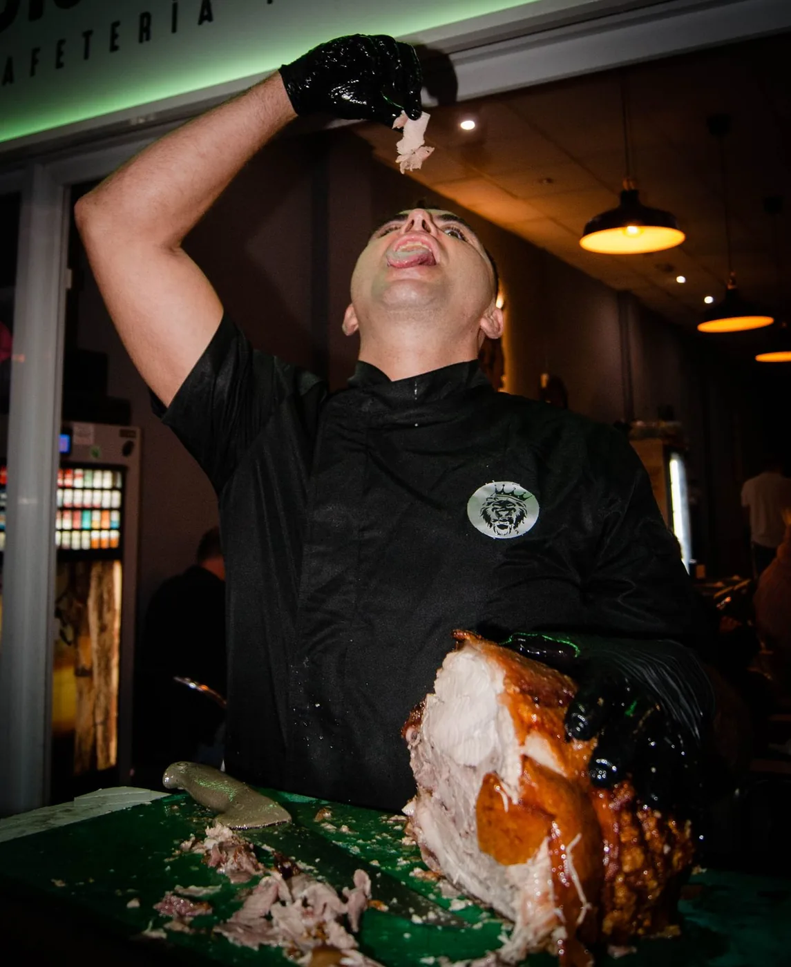 El chef de Bistró León preparando la porchetta casera